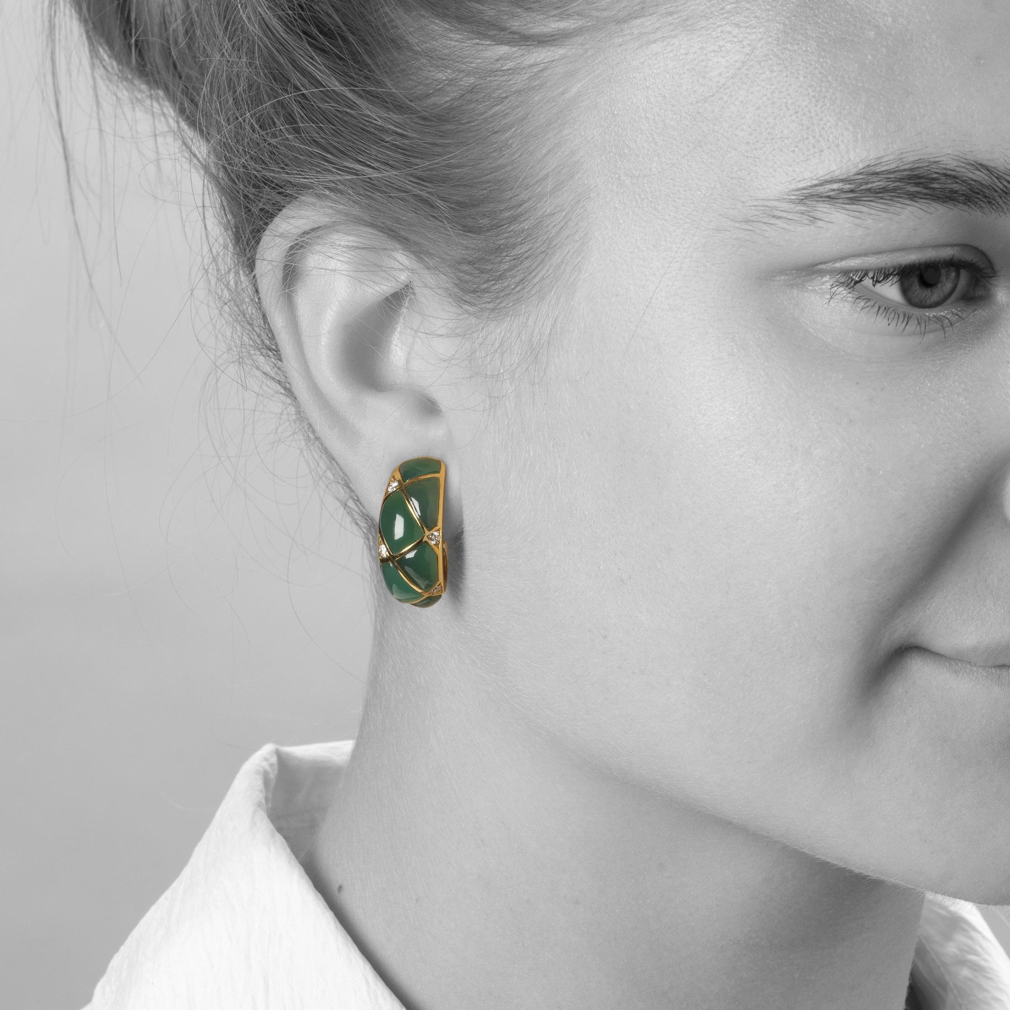 Een paar achttien karaat geelgouden oorclips, bezet met groen agaat en diamant. Gesigneerd Van Cleef & Arpels, Parijs, gedateerd 1967.
