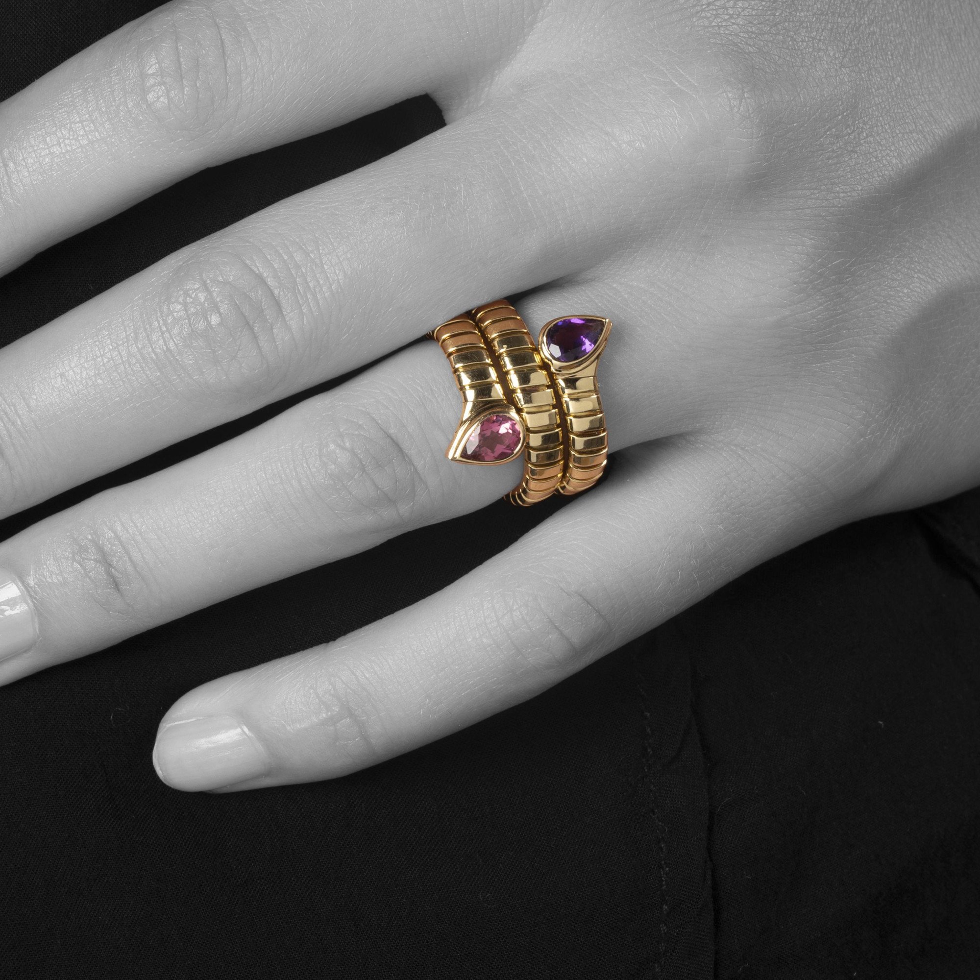 Een achttien karaat geelgouden flexibele ‘Tubogas’ ring bezet met amethist en toermalijn. Gesigneerd Bvlgari, Italië. Met originele aankoopbon uit 1996.