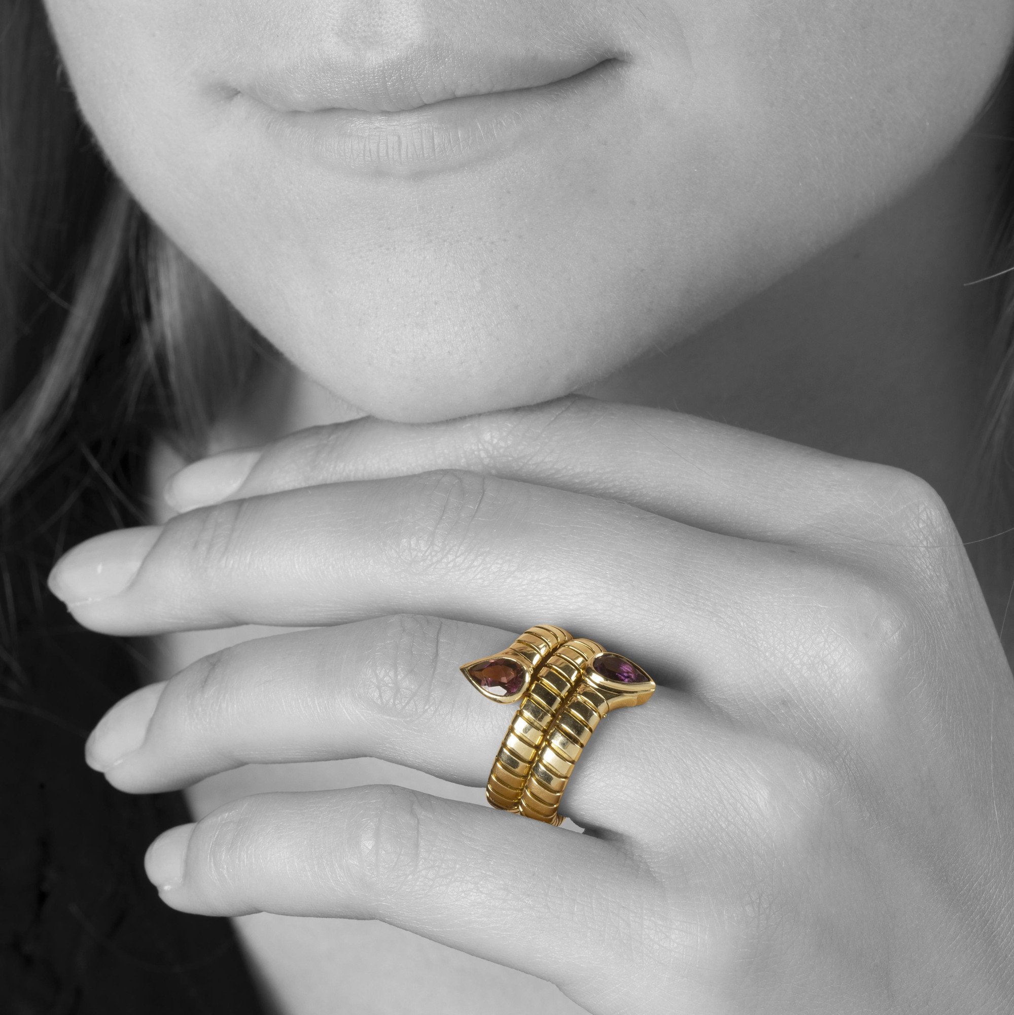 Een achttien karaat geelgouden flexibele ‘Tubogas’ ring bezet met amethist en toermalijn. Gesigneerd Bvlgari, Italië. Met originele aankoopbon uit 1996.