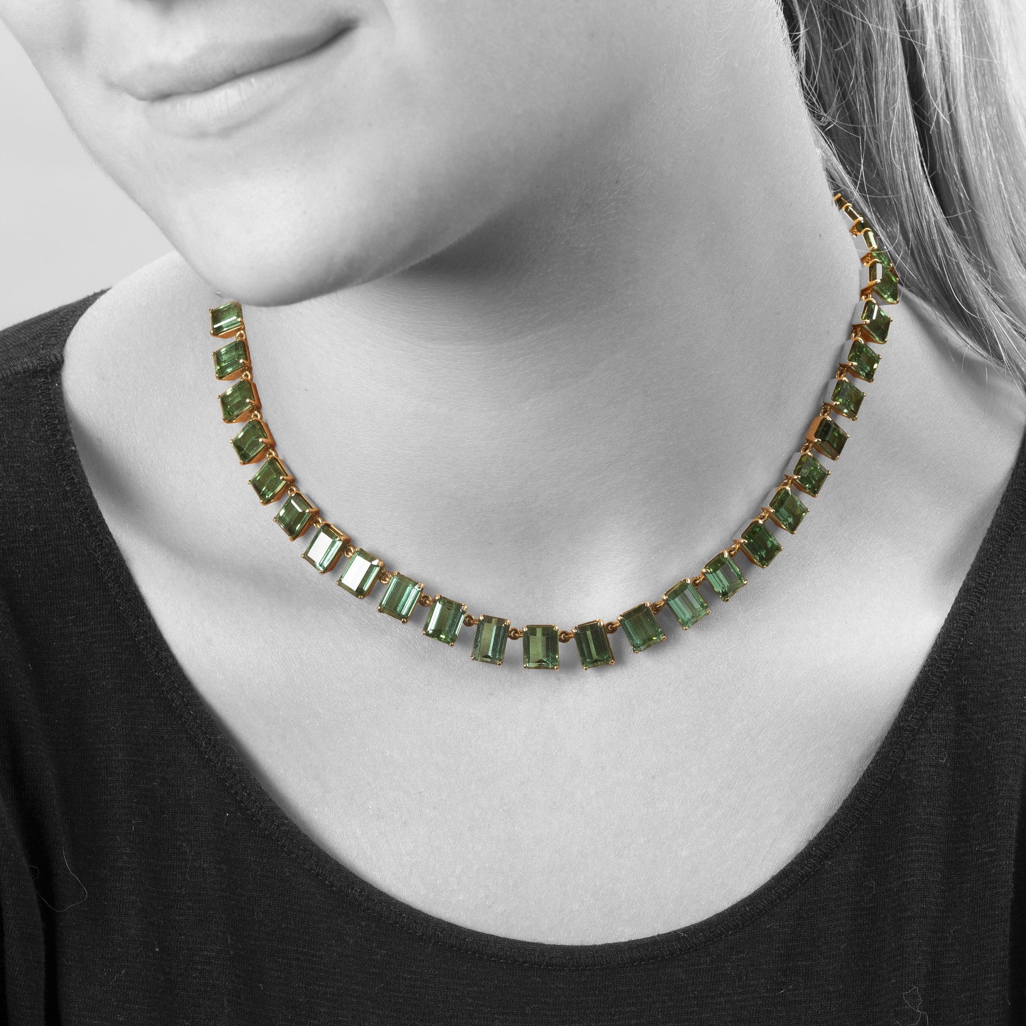 Een veertien karaat geelgouden rivière collier bezet met emeraude geslepen groene toermalijnen. Vervaardigd omstreeks 1980.