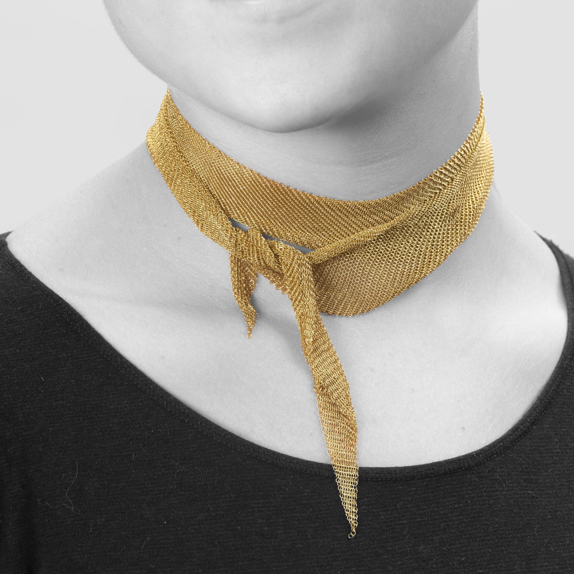 Een achttien karaat geelgouden collier in de vorm van een sjaal, gesigneerd Elsa Peretti voor Tiffany & Co., vervaardigd in de USA, circa 1980.