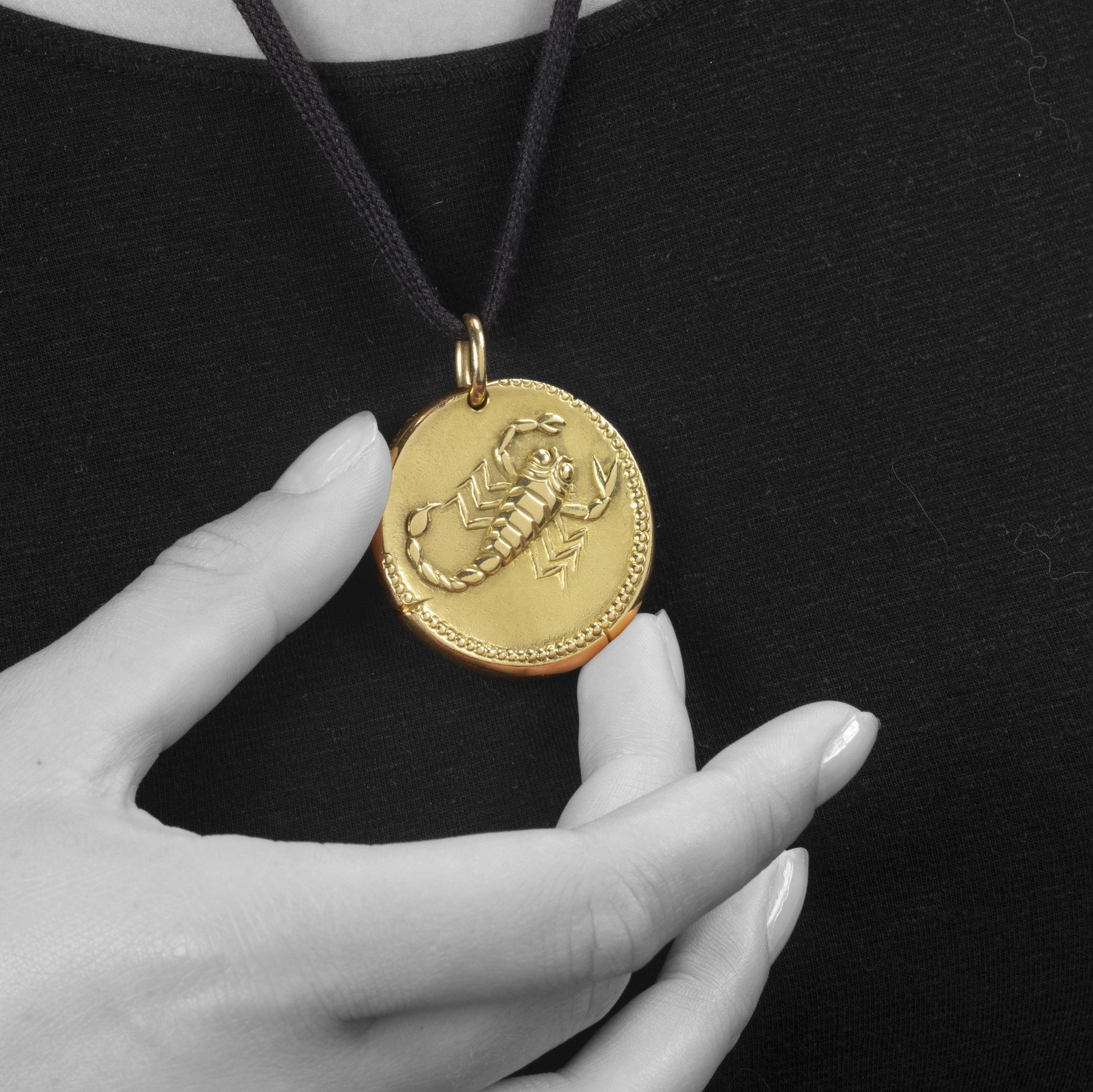 Een achttien karaat geelgouden ronde hanger met het sterrenbeeld schorpioen. Gesigneerd Van Cleef & Arpels, Parijs, ca 1970. Door Georges Lenfant, Parijs.